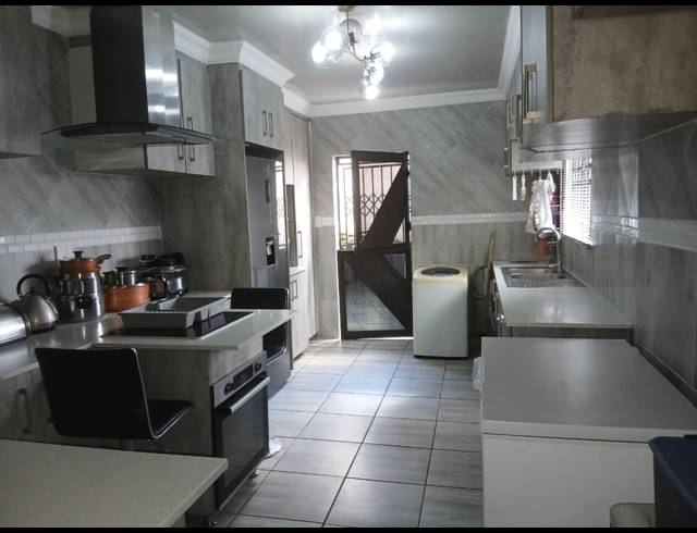 3 BEDROOM FREEHOLD FOR SALE IN MOUNTAIN VIEW